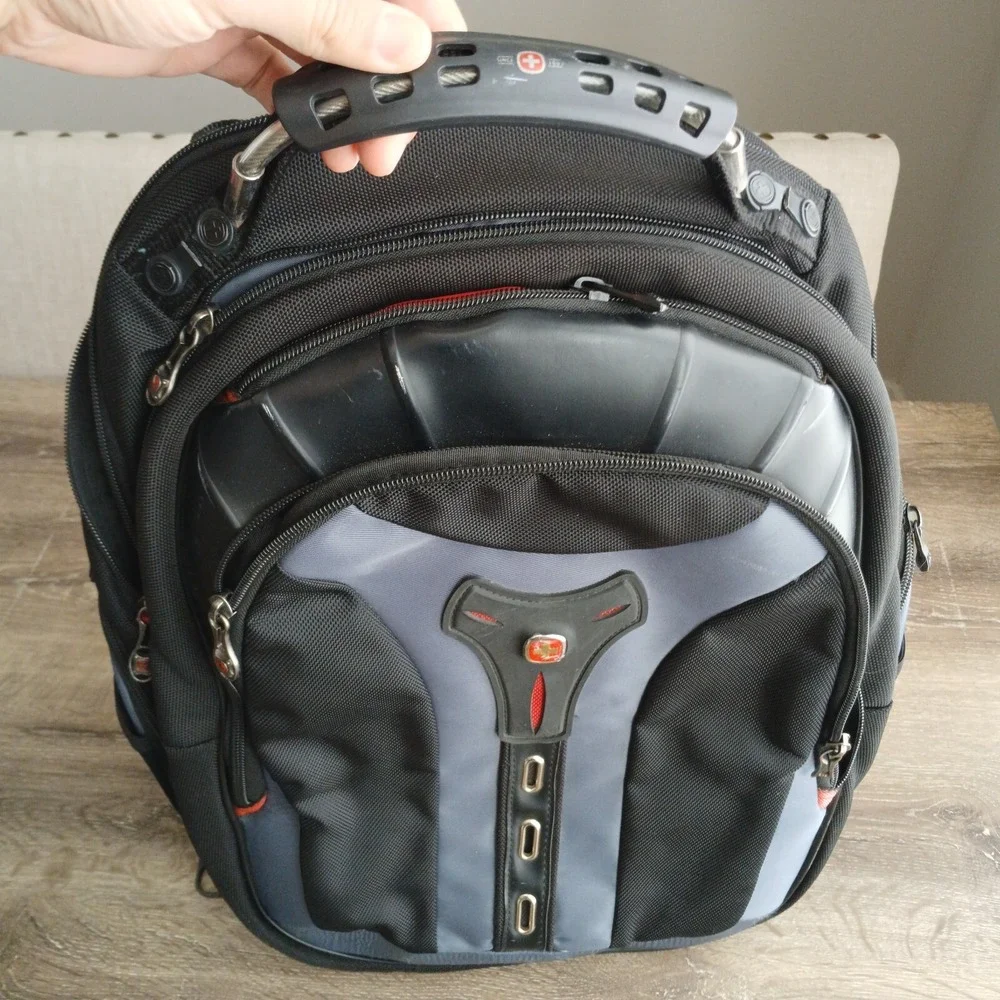Swiss Tech broken zipper
